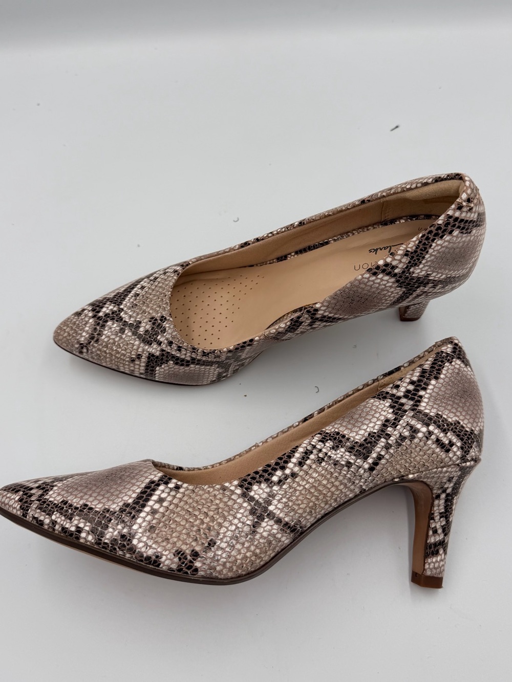 Clarks Snake Print Pointed Toe Comfort Pumps Nude Beige Python Heels 6.5